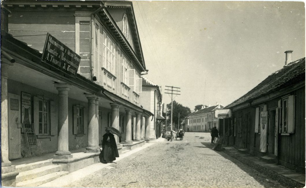 Kuressaare, Turu tänav, vaade kesklinna poole, vasakul kaubahoov