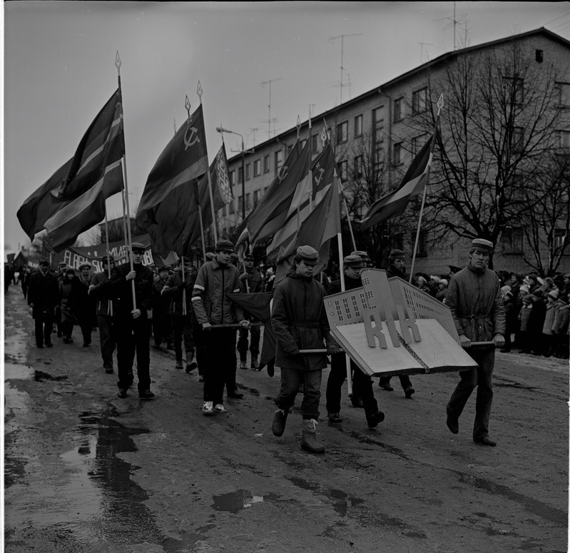 Rakvere. Oktoobriparaad Turu platsil