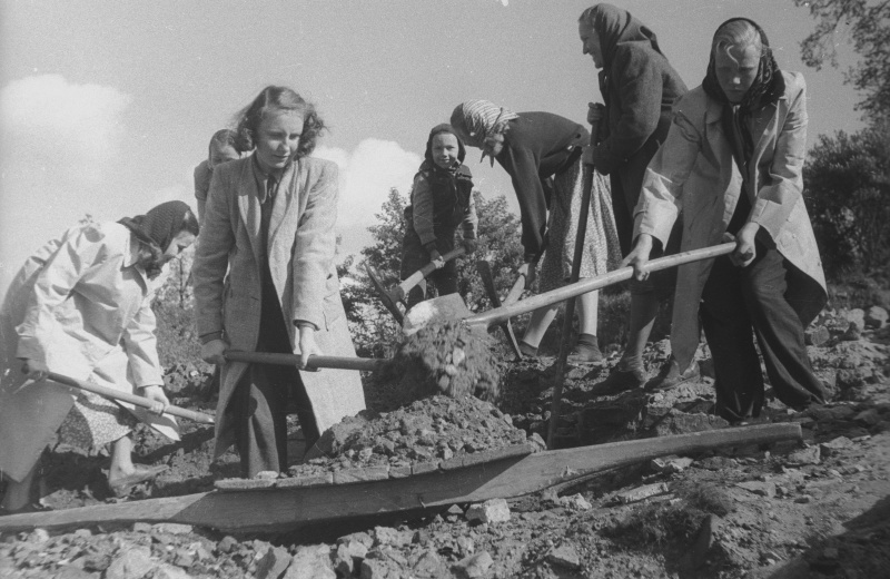 Inimesed Tartu linna sõjajärgsetel taastamistöödel