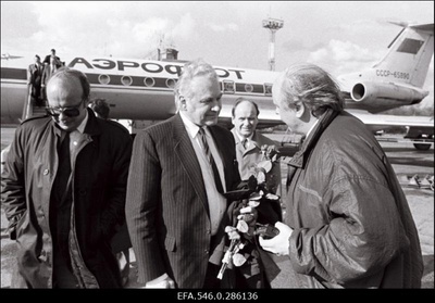 Eesti Vabariigi Ülemnõukogu esimees Arnold Rüütel saabub Moskvast  similar photo