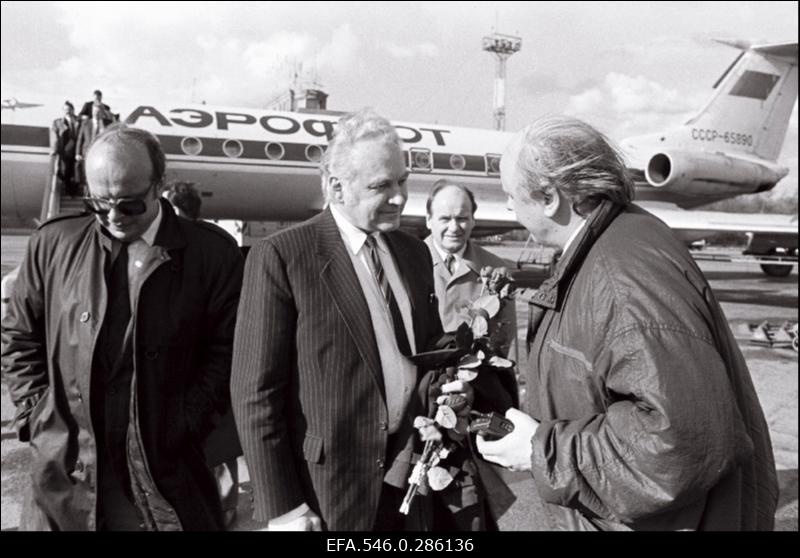 Eesti Vabariigi Ülemnõukogu esimees Arnold Rüütel saabub Moskvast