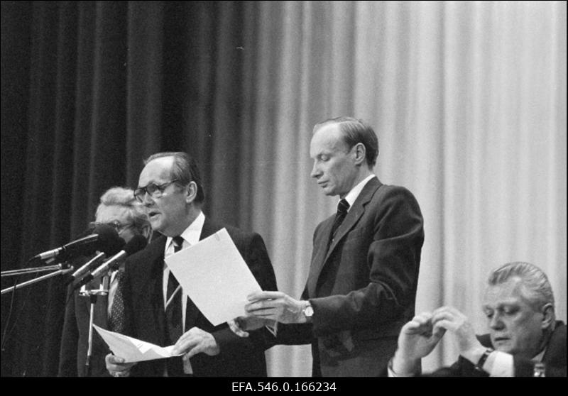 EKP XX kongressil istuvad  presiidiumis EKP esimees Vaino Väljas (vasakul) ja EKP Keskkomitee esimene sekretär Enn-Arno Sillari.