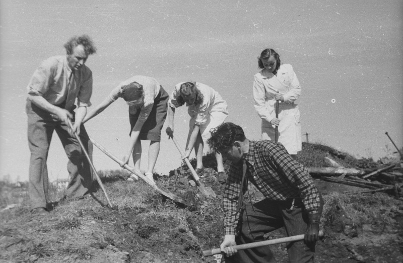 Inimesed Tartu linna sõjajärgsetel taastamistöödel