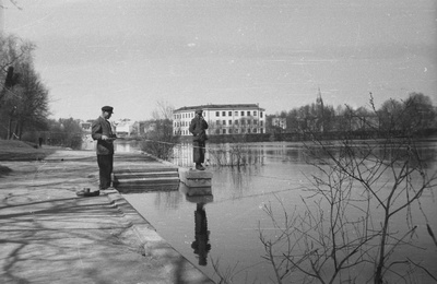 Kalurid Emajõe kaldal  similar photo