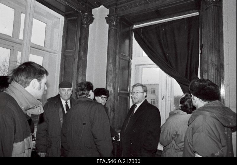 Nõukogude armee valduses olnud Laidoneri (Viimsi) mõis peale võõrvägede lahkumist. Mõisa külastab peaminister Mart Laar (keskel).