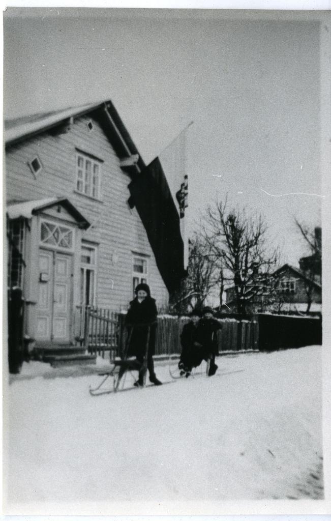 Kuressaare, New street 14 building, people with Finnish bowls in front of the house