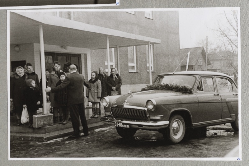 Noorpaari auto ja pulmalised Tartu Perekonnaseisuameti maja ees