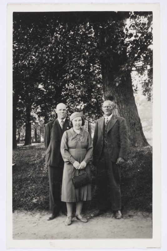 Johannes Nõmm abikaasa ja õemehega Raadi pargis 1936/37