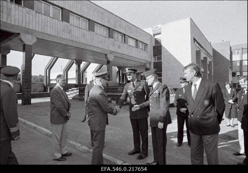 Pidulik rivistus õppeaasta alguse puhul Eesti Riigikaitseakadeemias. USA sidemissiooni ohvitserid külastavas Riigikaitseakadeemiat. Vasakult 2. rektor Eduard Raska.