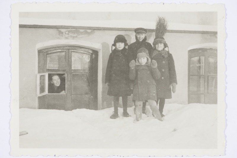 Keldrikorter Staadioni tänaval ja lapsed. Aias talvel 1936/37