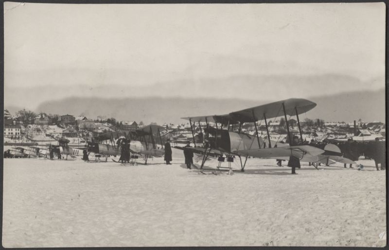 fotopostkaart, Viljandi, sõjaväelennukid 6 tk järvel, inimesed, mäeveerul hooned, talv, 1931 (alguses)