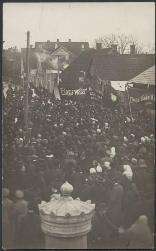 fotopostkaart, Viljandi, Posti tn 22, kohtumaja, meeleavaldus, 1917, foto J. Riet?