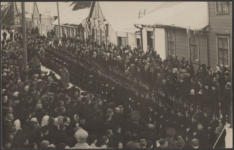 fotopostkaart, Viljandi, Posti tn, kohtumaja, kutsealused, saatjad, u 1912