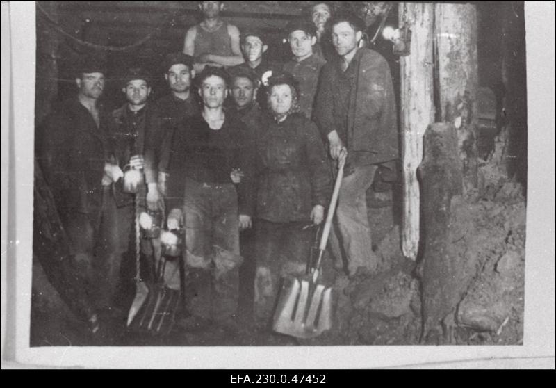 Kaevurite brigaad Maardu Keemiakombinaadi fosforiidikaevanduse šahtides.