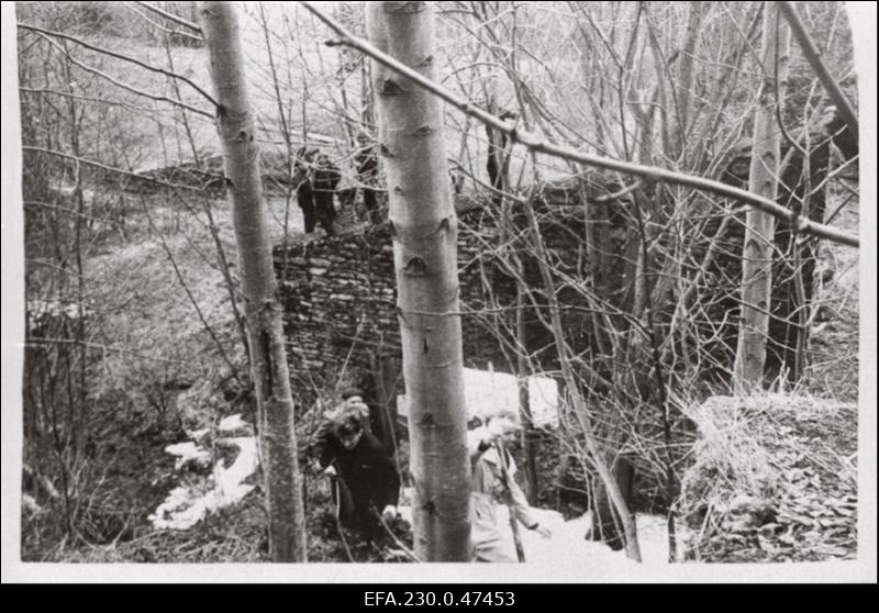 Maardu Keemiakombinaadi töötajate matkagrupp Ülgastel, kus 1921.-1938.a. asus esimene fosforiidikaevandus Eestis.