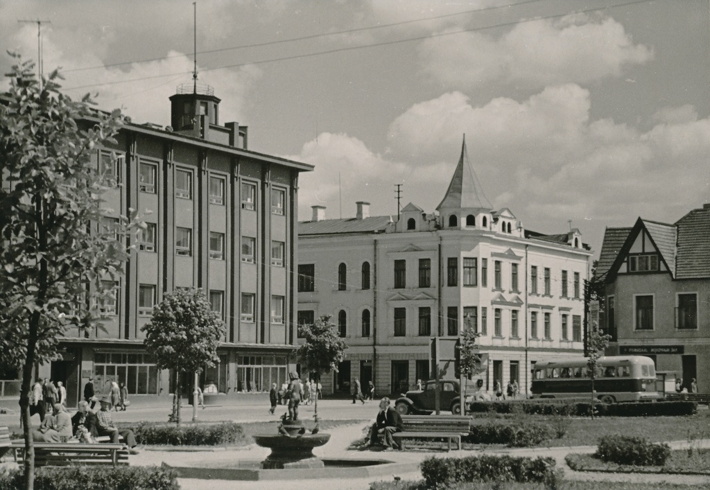 foto, Viljandi, Keskväljak, purskkaev Tüdruk tuvidega, Tartu tn, u 1960, foto A. Kiisla