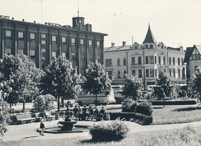 foto, Viljandi, Keskväljak, purskkaev Tüdruk tuvidega, Tartu tn ja Lossi tn, u 1967, foto A. Kiisla  duplicate photo