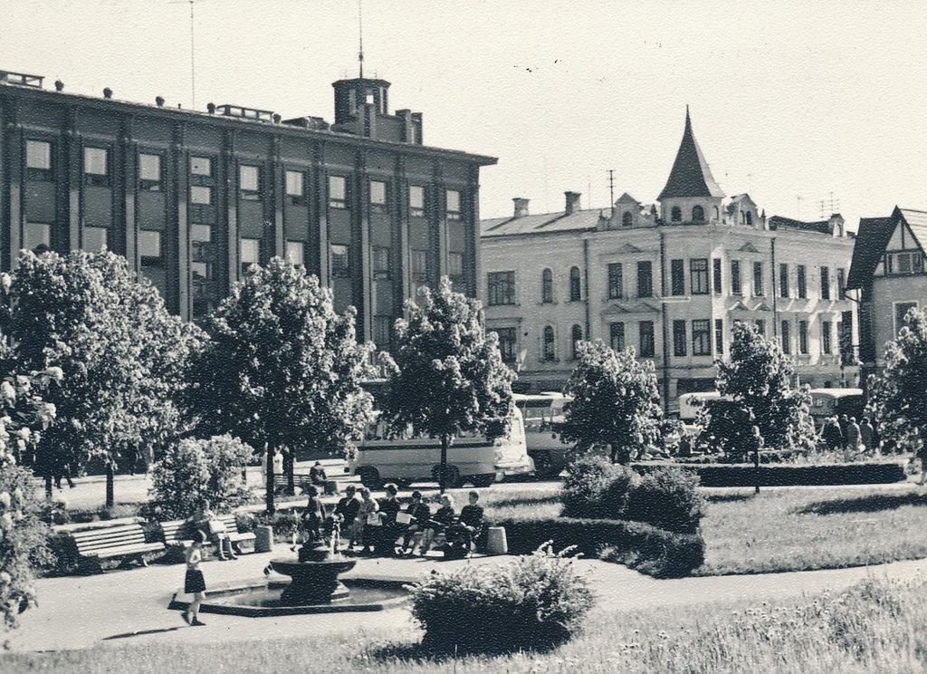 foto, Viljandi, Keskväljak, purskkaev Tüdruk tuvidega, Tartu tn ja Lossi tn, u 1967, foto A. Kiisla