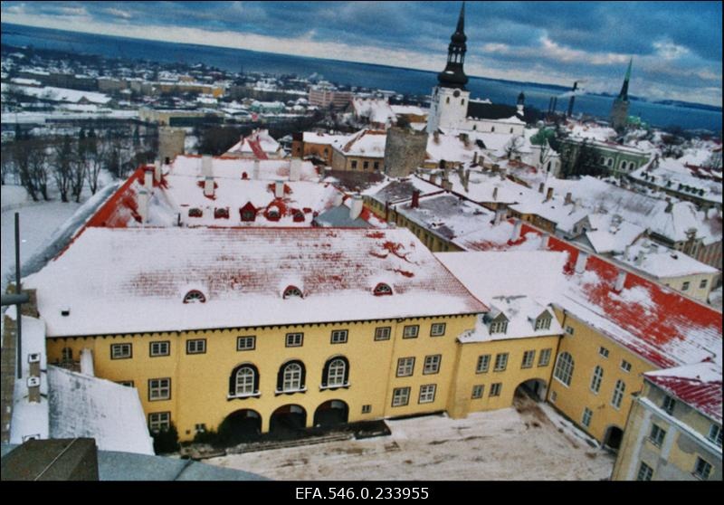 Vaade Pika Hermanni tornist. Esiplaanil Toompea lossi hoov.