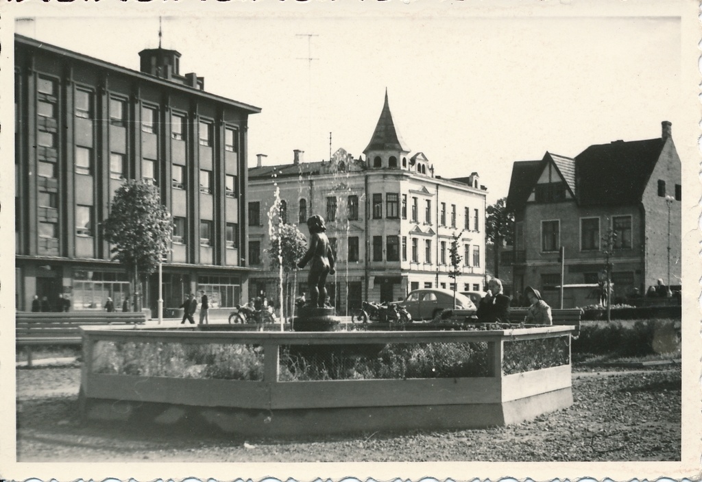 foto, Viljandi, Keskväljak, purskkaev Tüdruk tuvidega, Tartu tn ja Lossi tn, u 1958