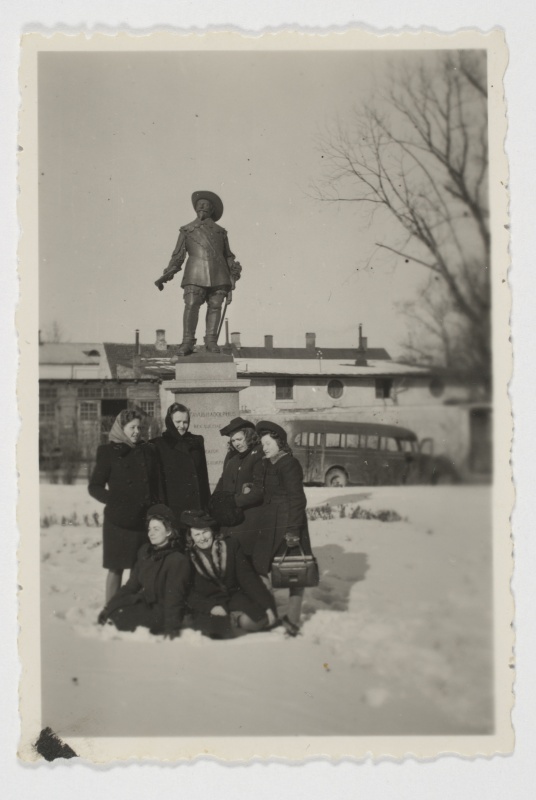 Rühm üliõpilasi Gustav II Adolfi monumendi juures