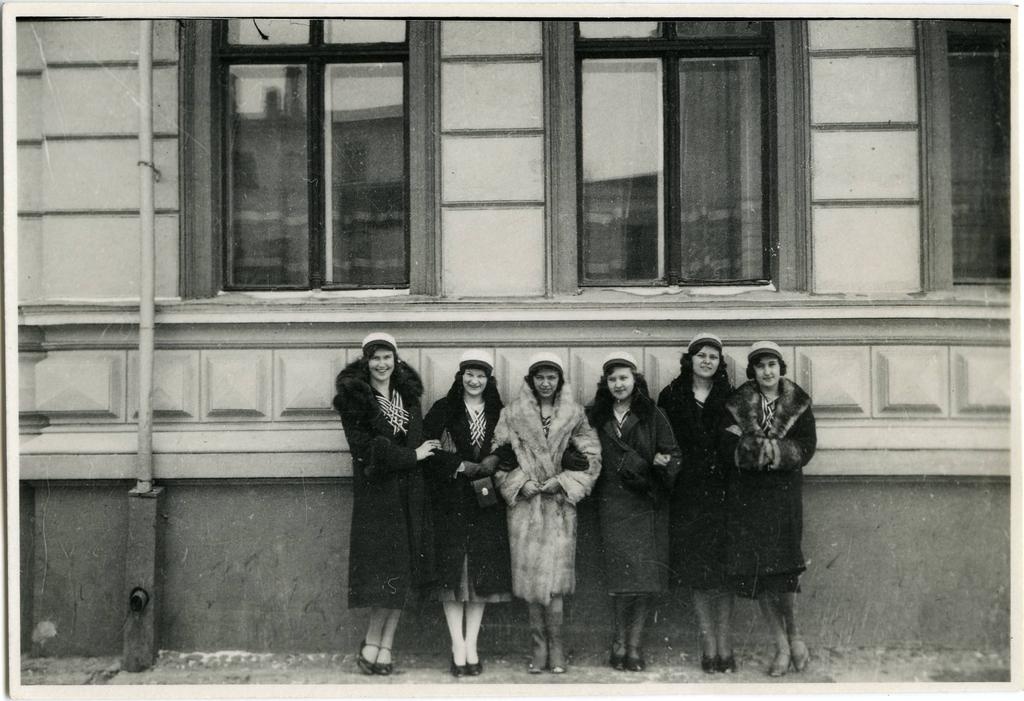 Korporatsiooni Filiae Patriae liikmed konvendi hoone ees