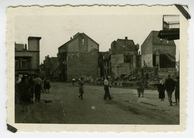 Võidu t (end Promenaadi t); vaade Uueturu ja Võidu t nurgalt. Tartu, 1941-1944.  similar photo