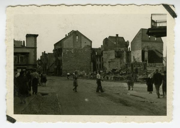 Võidu t (end Promenaadi t); vaade Uueturu ja Võidu t nurgalt. Tartu, 1941-1944.