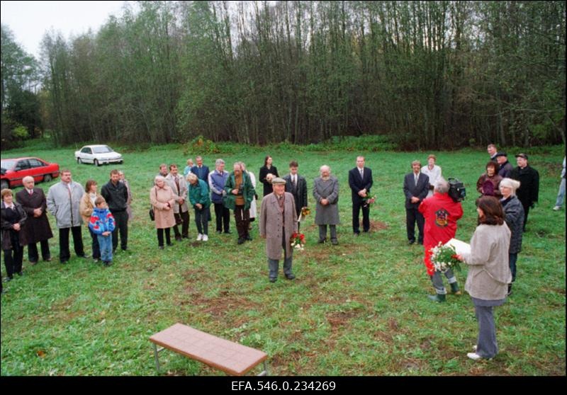 Mälestustahvli avamine Pallaslase Valdemar Väli mälestuseks (sünd.1909) Läänemaal Kullamaa vallas endisest tööstushoonest ainsana tänapäeva jõudnud paekivikorstnale. Kohal on ka kunstnik ise.