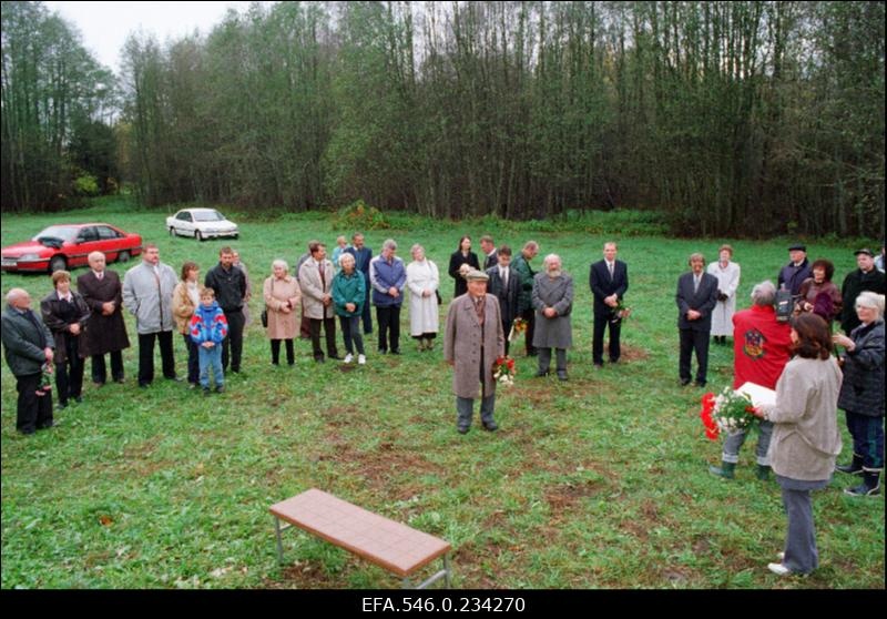 Mälestustahvli avamine Pallaslase Valdemar Väli mälestuseks (sünd.1909) Läänemaal Kullamaa vallas endisest tööstushoonest ainsana tänapäeva jõudnud paekivikorstnale. Kohal on ka kunstnik ise.