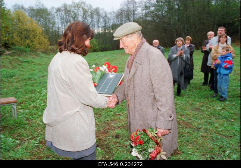 Mälestustahvli avamine Pallaslase Valdemar Väli mälestuseks (sünd.1909) Läänemaal Kullamaa vallas endisest tööstushoonest ainsana tänapäeva jõudnud paekivikorstnale. Kohal on ka kunstnik ise.