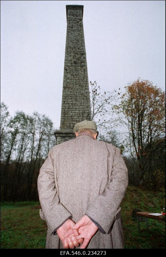 Mälestustahvli avamine Pallaslase Valdemar Väli mälestuseks (sünd.1909) Läänemaal Kullamaa vallas endisest tööstushoonest ainsana tänapäeva jõudnud paekivikorstnale. Kohal on ka kunstnik ise.