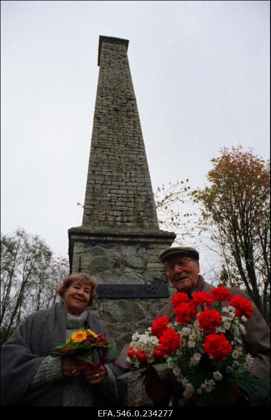 Mälestustahvli avamine Pallaslase Valdemar Väli mälestuseks (sünd.1909) Läänemaal Kullamaa vallas endisest tööstushoonest ainsana tänapäeva jõudnud paekivikorstnale. Kohal on ka kunstnik ise.