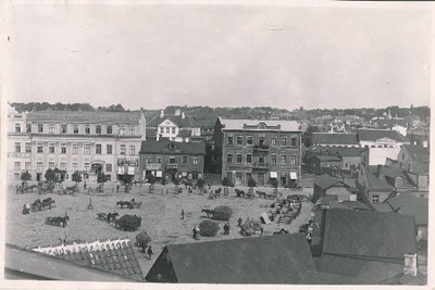 Tartu linnavaade. Heinaturg Raekoja (Raatuse) tänaval. 20. sajandi algus.  duplicate photo