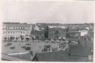 Tartu linnavaade. Heinaturg Raekoja (Raatuse) tänaval. 20. sajandi algus.  similar photo