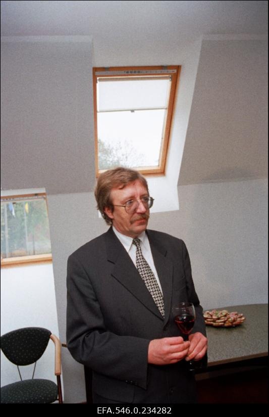 Mälestustahvli avamine Pallaslase Valdemar Väli mälestuseks (sünd.1909) Läänemaal Kullamaa vallas endisest tööstushoonest ainsana tänapäeva jõudnud paekivikorstnale. Kohal on ka kunstnik ise.