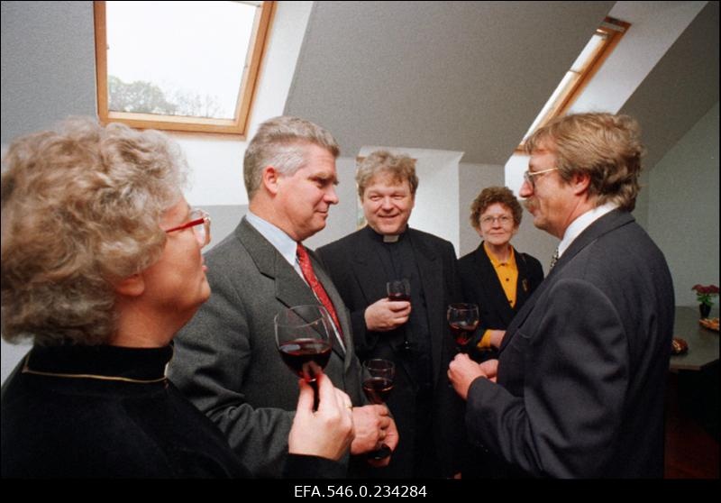 Mälestustahvli avamine Pallaslase Valdemar Väli mälestuseks (sünd.1909) Läänemaal Kullamaa vallas endisest tööstushoonest ainsana tänapäeva jõudnud paekivikorstnale. Kohal on ka kunstnik ise.