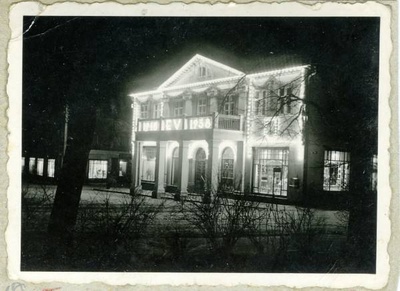 Tartu Maavalitsuse hoone (end hotell London), kaunistatud tulikirjaga: 1918 EV 1938.  similar photo