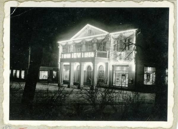 Tartu Maavalitsuse hoone (end hotell London), kaunistatud tulikirjaga: 1918 EV 1938.