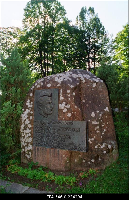 Mälestusmärk Rudolf Tobiasele, püstitatud helilooja 100. sünniaastapäeva puhul tema kodukohas Kullamaal.