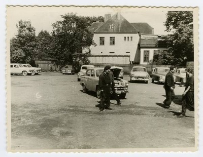 Sõiduautode remonditöökoda? Taustal Era t 1. Tartu, 1960-1970.  similar photo