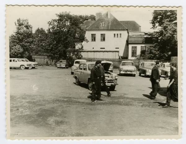 Sõiduautode remonditöökoda? Taustal Era t 1. Tartu, 1960-1970.