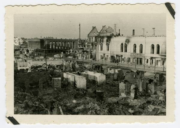 Varemed: turuhoone (vasakul) ja Bürgermusse seltsimaja (Uueturu t). Tartu, 1941-1944.