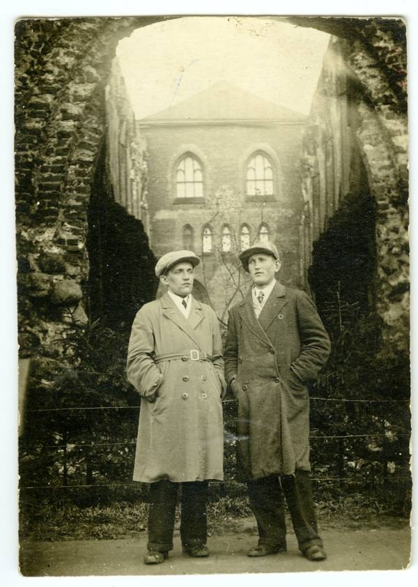Kaks jalutajat (mehed) Tartu toomkiriku varemete juures, 1925-1935.