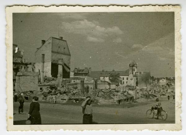 Vaade Uueturu ja Võidu t (end Promenaadi t) nurgalt; taga pritsimaja torn. Tartu, 1941-1944.