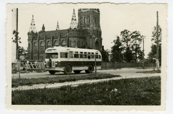 Varemetes Peetri kirik, buss tänaval. Tartu, 1948-1955.