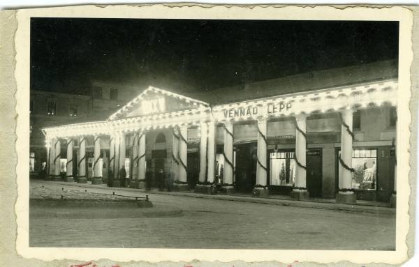Kaubahoov, kaunistatud tulikirjaga: EV XXV. Kaupluse Vennad Lepp reklaam. Tartu, 1943.