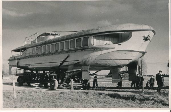 Reisilaev "Raketa", transportimine Tartu sadamasse. 1964