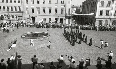 Fotonegatiiv. Laulupeo tule teele saatmise tseremoonia Tartu raekoja platsil (Tallinna XXI üldlaulupeo tule süütamiseks) 1990.a.  similar photo