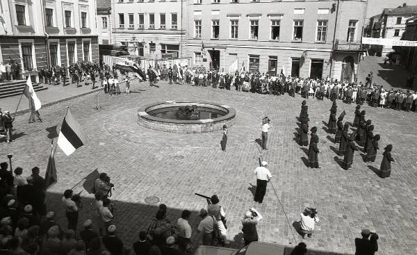 Fotonegatiiv. Laulupeo tule teele saatmise tseremoonia Tartu raekoja platsil (Tallinna XXI üldlaulupeo tule süütamiseks) 1990.a.